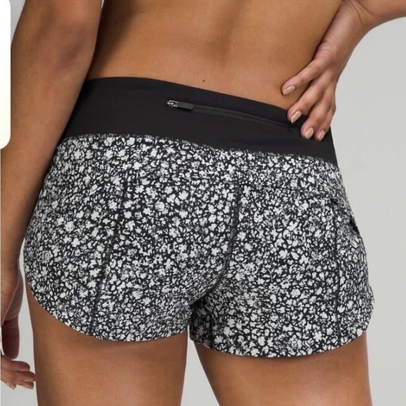 Lululemon Speed Up Short 2.5 Low Rise Daisy Dust Alpine White Black /Black - Picture 2 of 11